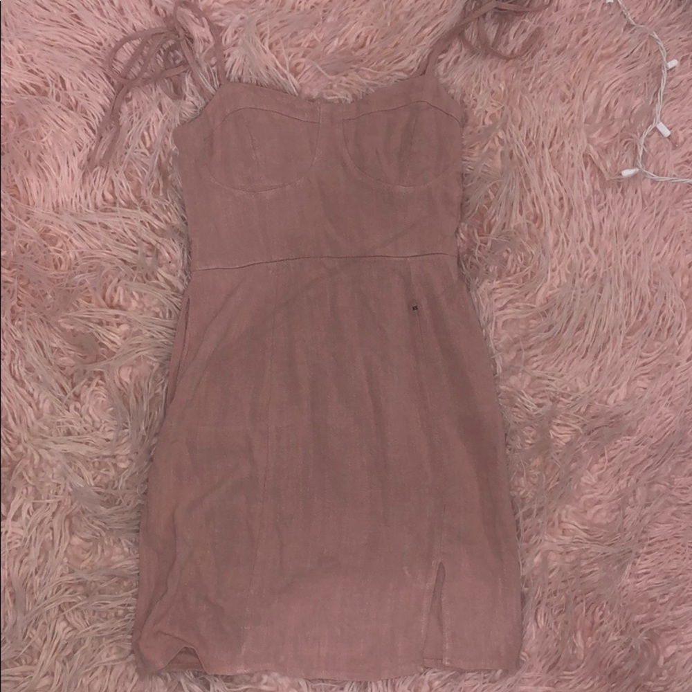 super cute dress!